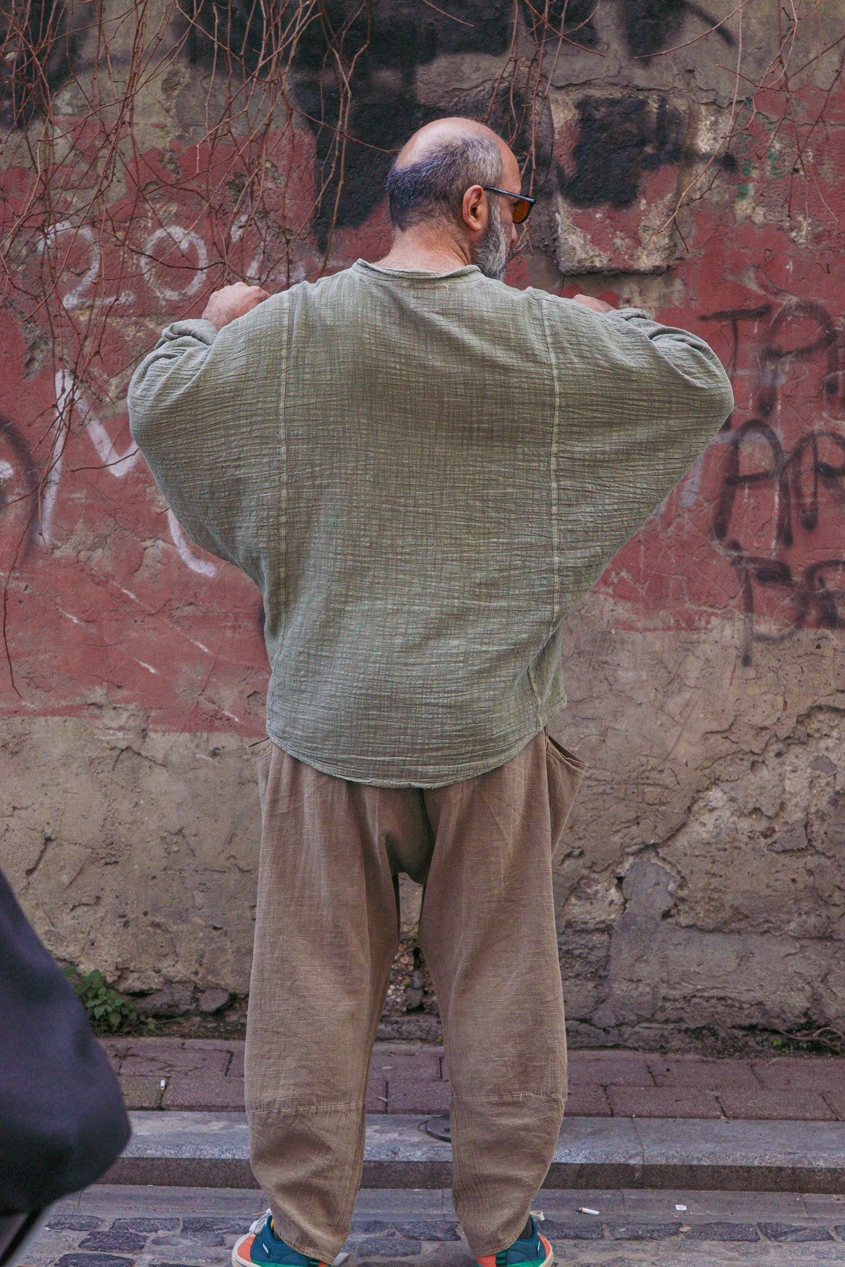 Kahverengi Pantolon ve Yeşil Gömlek Takımı